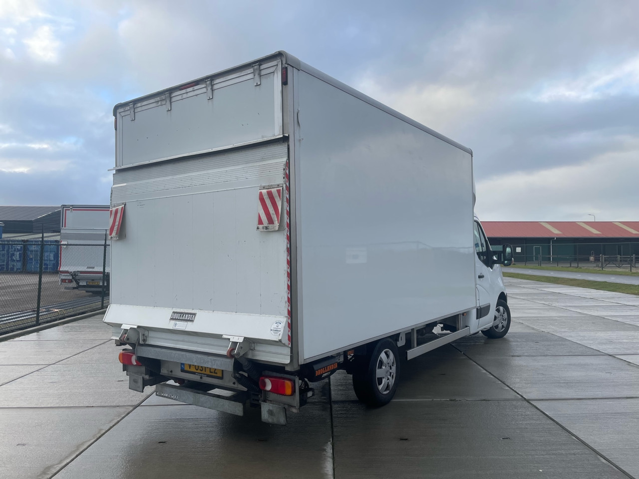 Bakwagen met laadklep huren km vrij